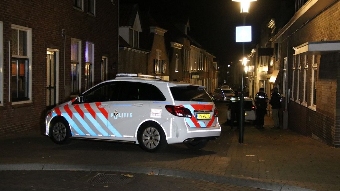 De politie staat in de Kaaistraat in Sint Maartensdijk, na de overval op een pizzeria.