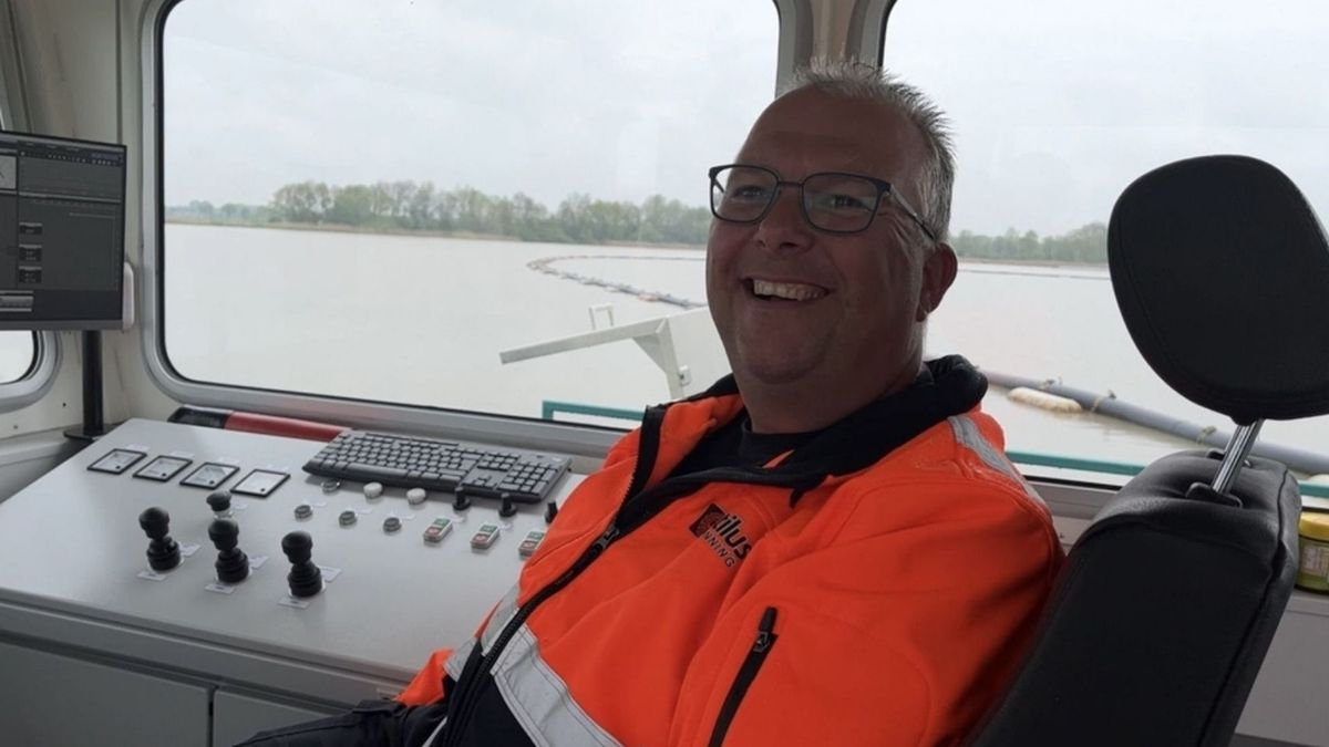 Henk Piet zuigt zand naar het Fochteloërveen toe