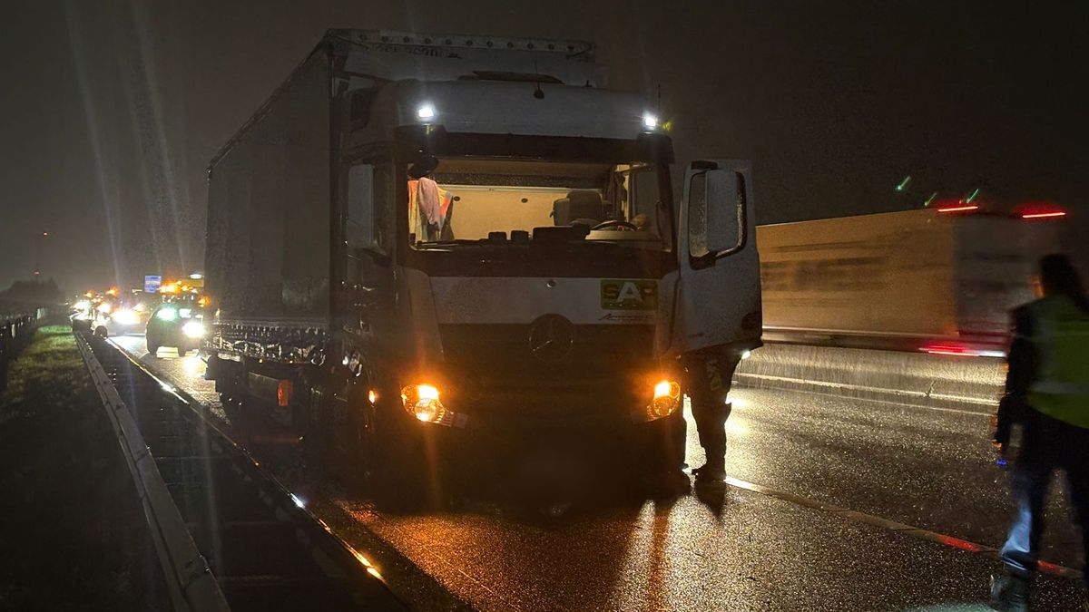 Meerdere auto's lopen schade op na klapband en loslatend materiaal van vrachtwagen op A67 bij Venlo