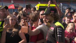 Handtekeningen en selfies met de coureurs: Pitwalk op TT Circuit is groot succes