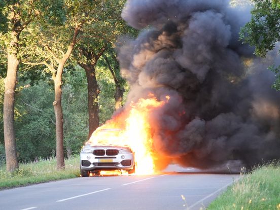 Auto in Barger-Compascuum verwoest door brand