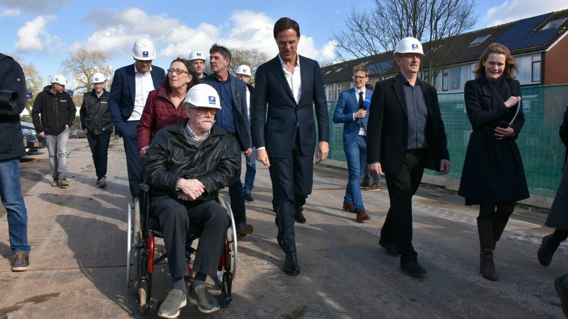 Rutte krijgt een rondleiding over het bouwterrein in Opwierde-Zuid