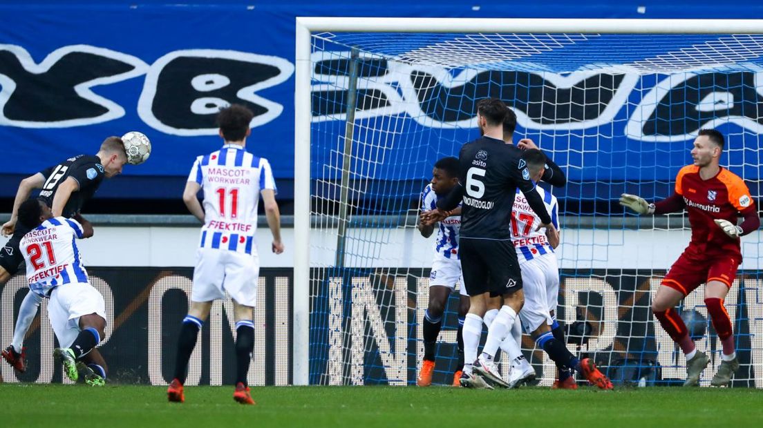 Mats Knoester kopt de 0-2 binnen op bezoek bij SC Heerenveen