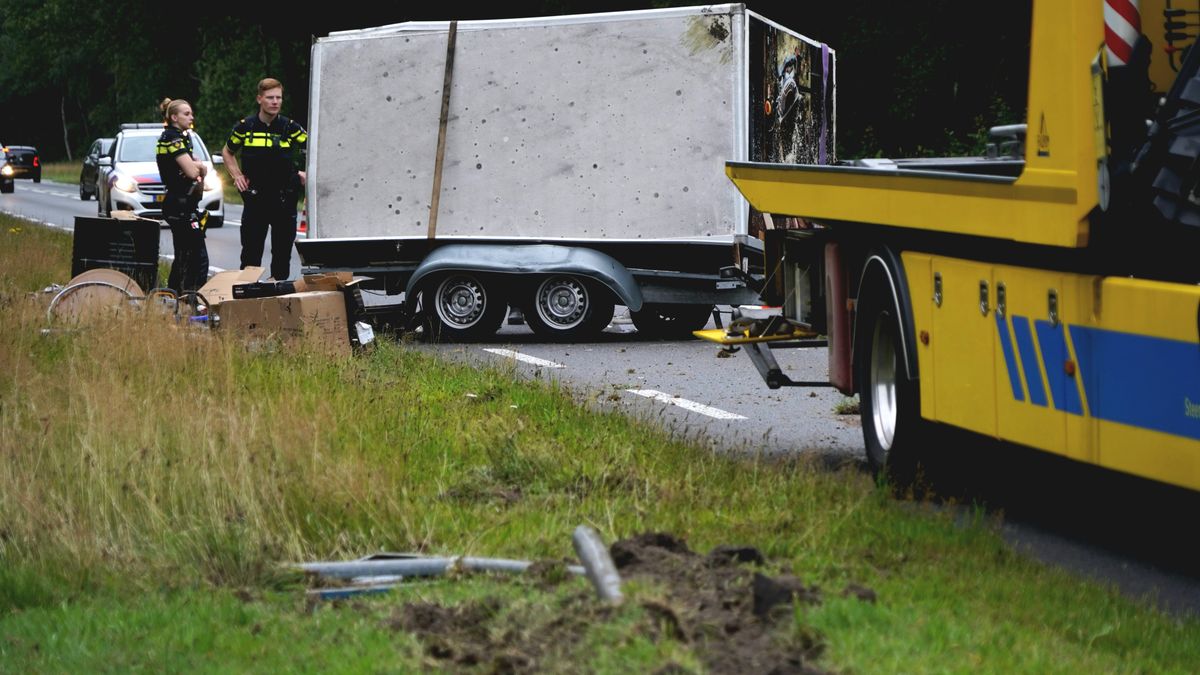 Jeep verliest aanhanger op N375 bij Ruinen