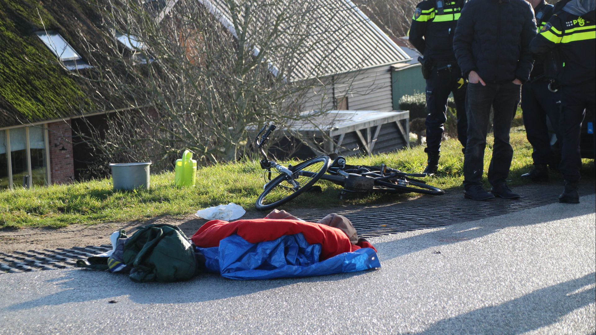 Fietser gewond bij aanrijding met auto op Lekdijk in Langerak