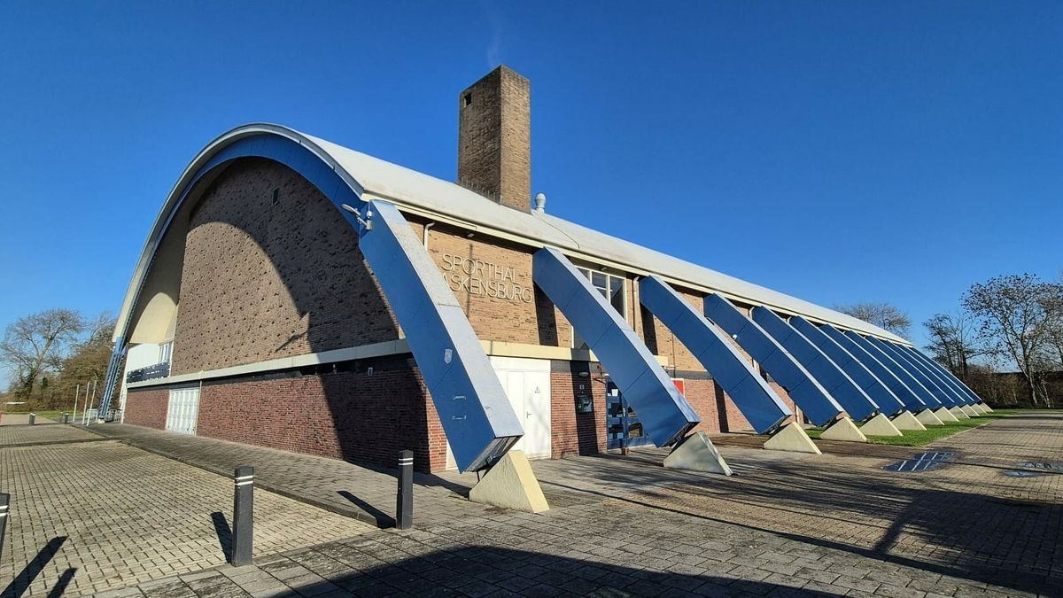 Sporthal Baskensburg in Vlissingen per direct dicht om houtrot in dak