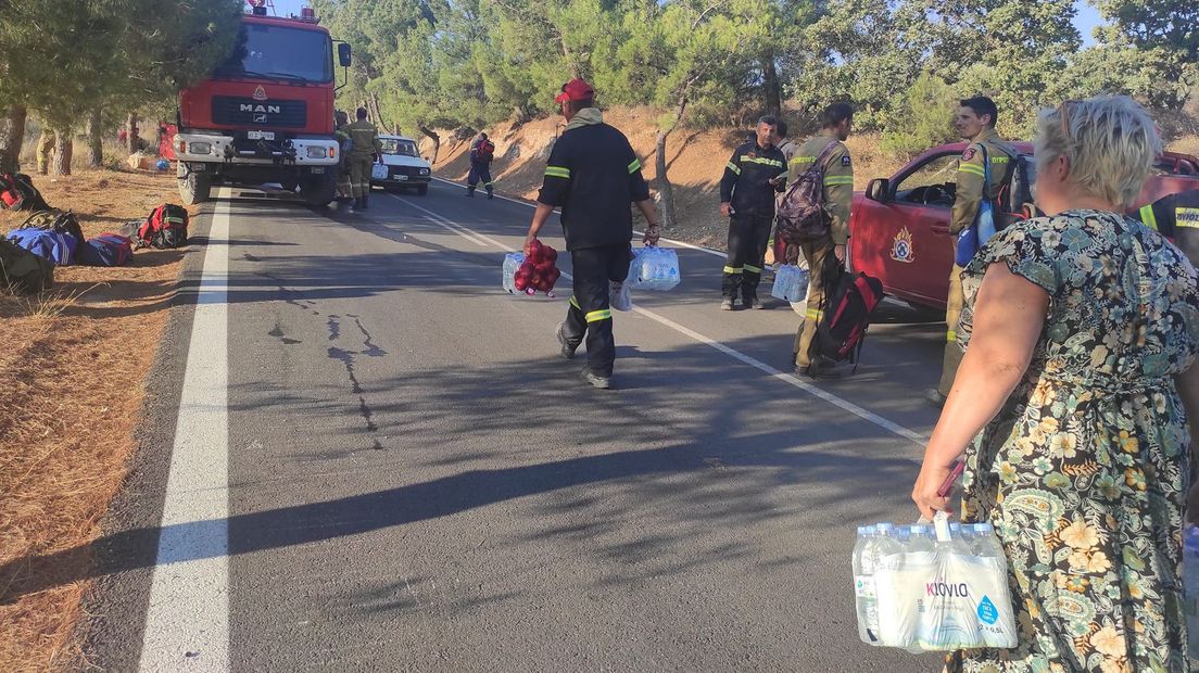 Jeanet Versteeg bracht water en fruit naar de brandweerlieden op Lesbos