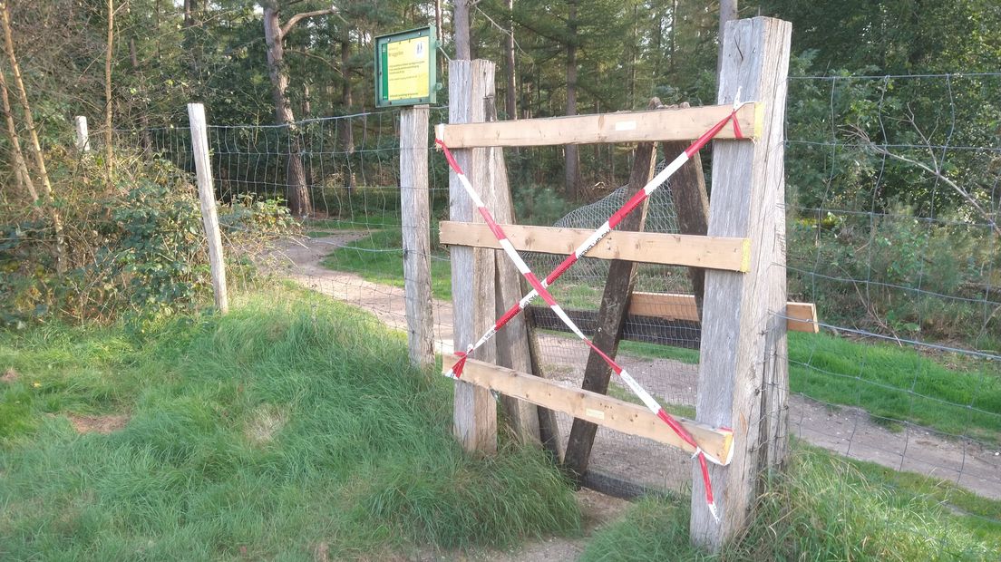 Eén van de toegangshekken naar het bos is kapot
