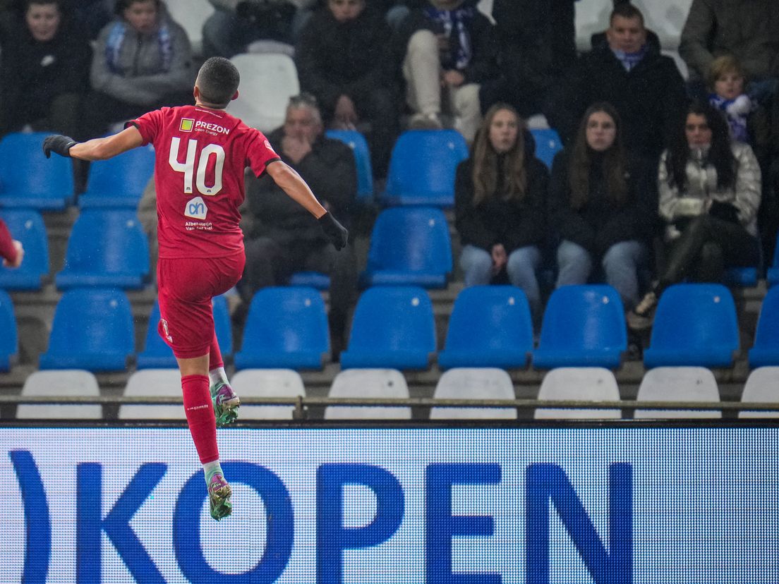 Feyenoord-huurling Ilias Sebaoui viert zijn doelpunt voor FC Dordrecht tegen De Graafschap