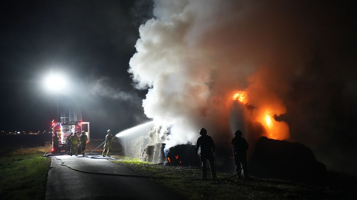 Berg hooi vat vlam in Bunschoten, rook al van ver te zien