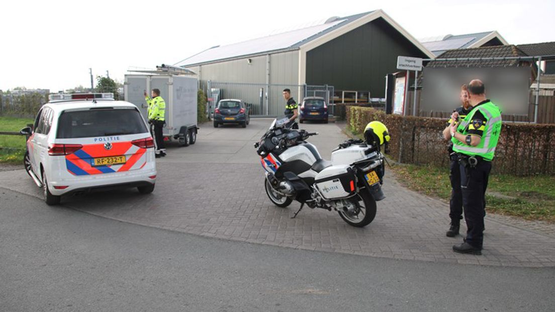 Een kind van twee jaar is zondag ernstig gewond geraakt bij een ongeval in Ermelo. Het ongeluk vond plaats nadat de moeder van het kind aan het wegrijden was. Daarbij ging het, om nog onduidelijke redenen, mis.