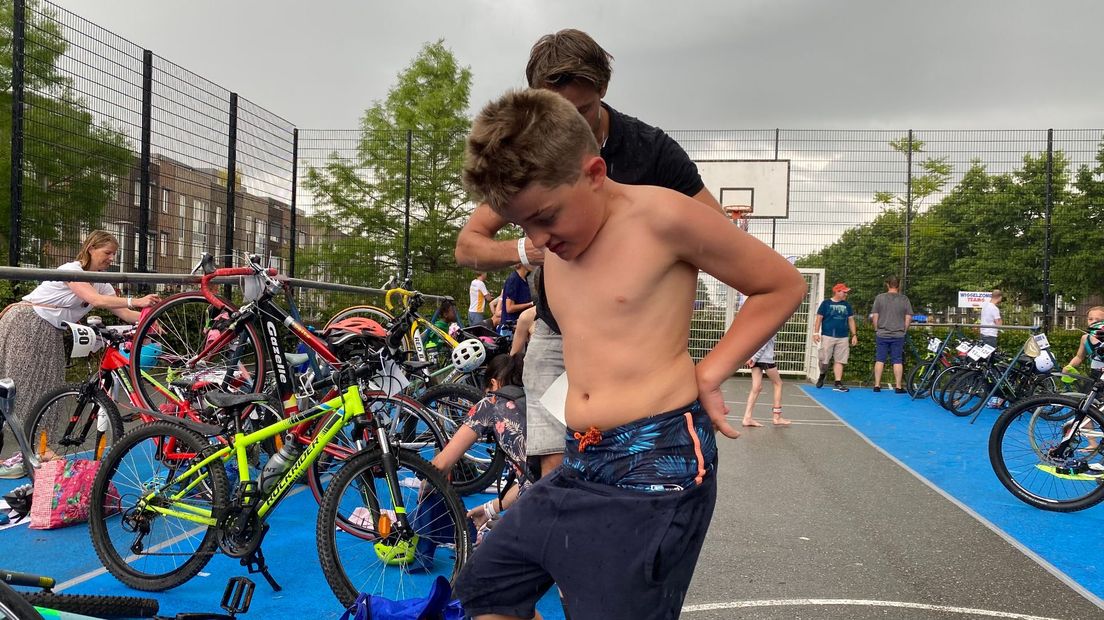 De wissel: het moeilijkste element van de triatlon, vinden veel kinderen: natte spullen uit, vluchtig afdrogen en klaarmaken om op de fiets stappen.