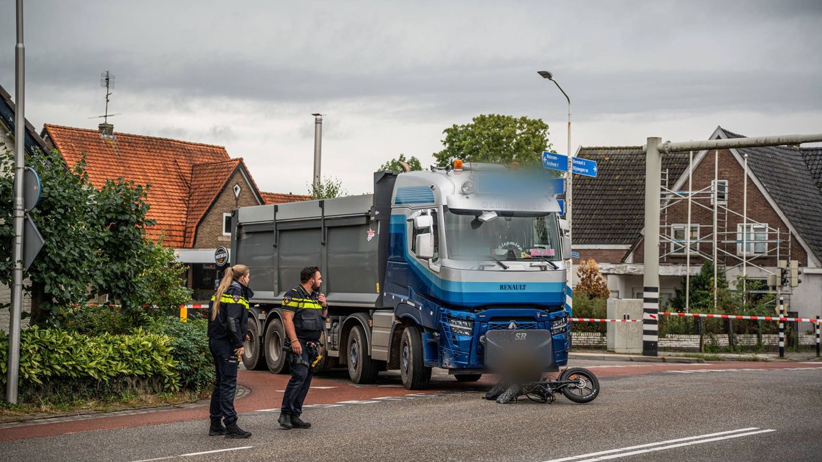 Fietser belandt onder vrachtwagen, hulpdiensten massaal uitgerukt