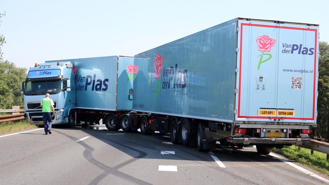 De vrachtwagen blokkeert de snelweg richting Amsterdam.