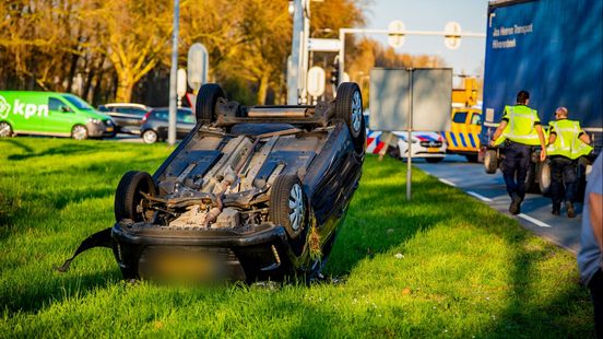 Twee auto's botsen, één eindigt op de kop