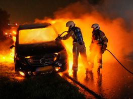 Auto brandt volledig uit op A37 bij Hoogeveen