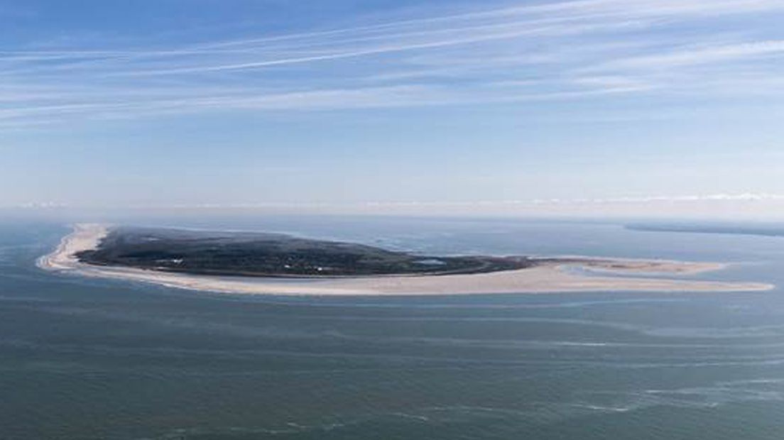 Een luchtfoto van de kust van Schiermonnikoog