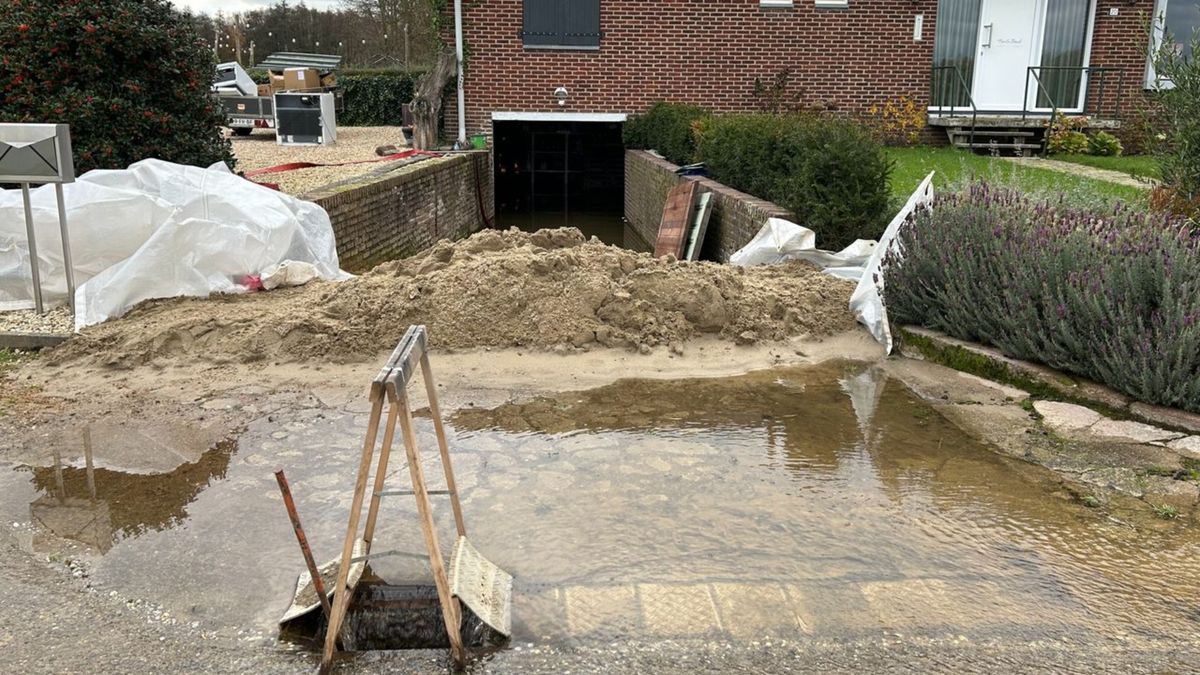 Kelder onder water door verstopte beek