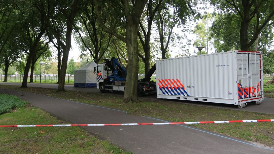 In het Zuiderpark werd een overleden persoon gevonden.