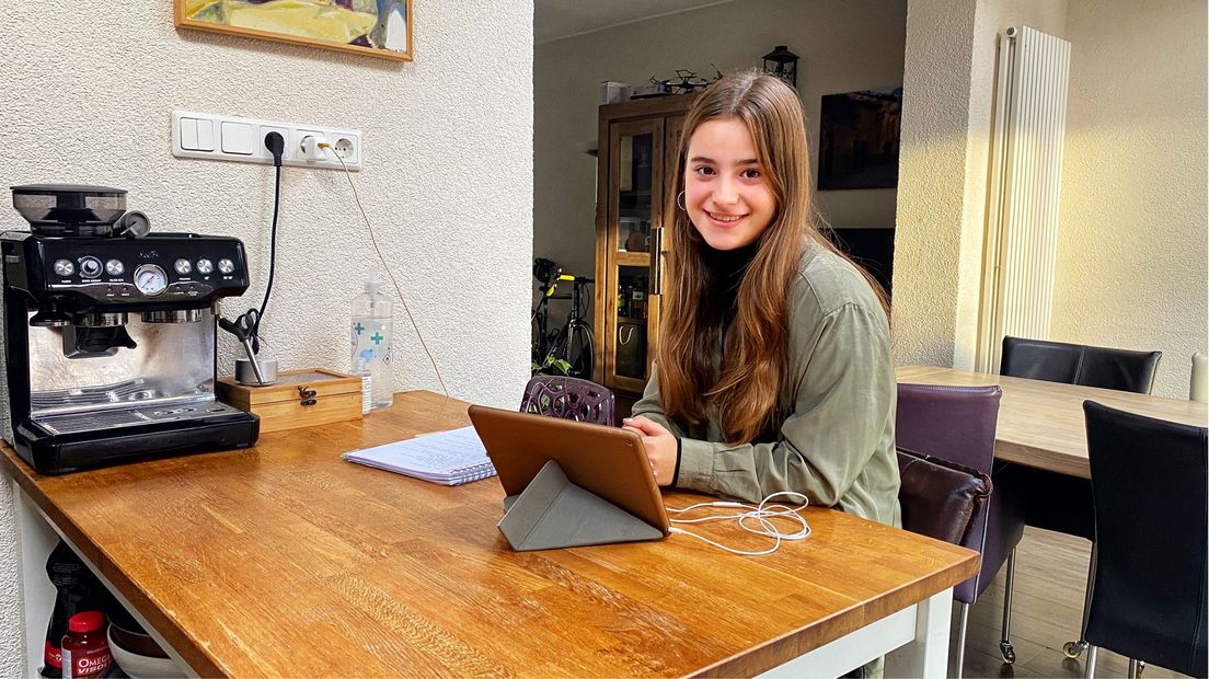 Mina (15 jaar) krijgt de helft van de schooltijd weer online les.