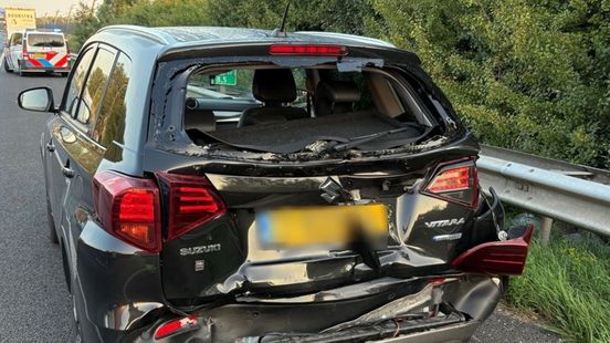 Ook ongeluk met vrachtwagen A15, vertraging neemt af. Ook ongeluk met vrachtwagen A15, vertraging neemt af.