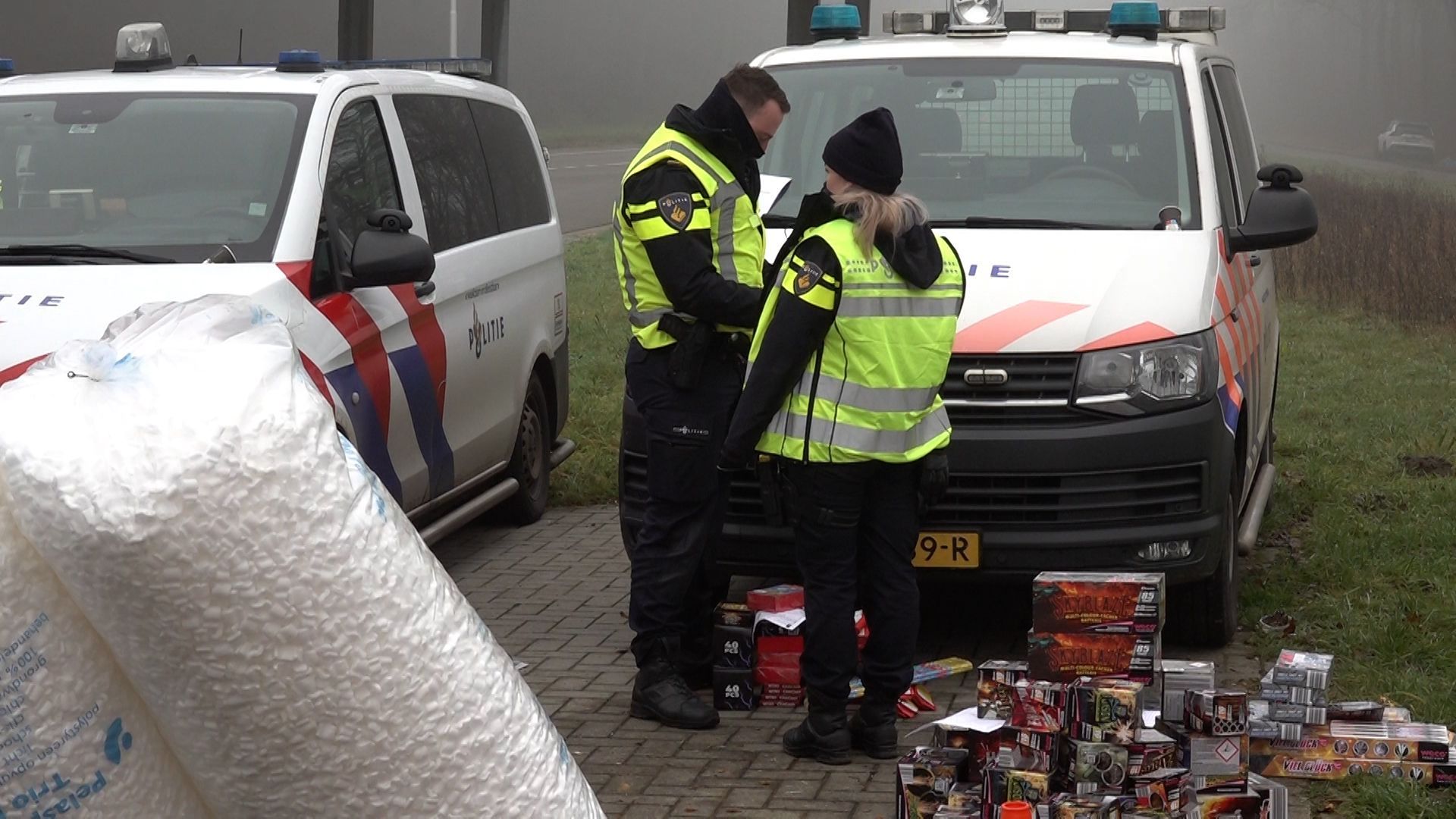 Agenten bij in  beslag genomen vuurwerk