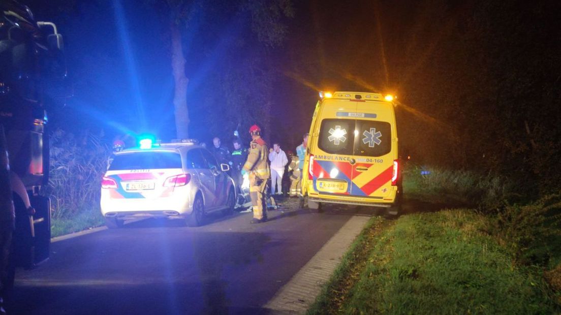 Dode bij botsing tegen boom in Giethoorn