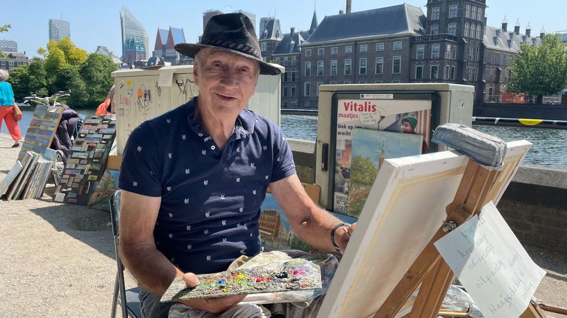 Kunstenaar Kees Alewijn bij de Hofvijver