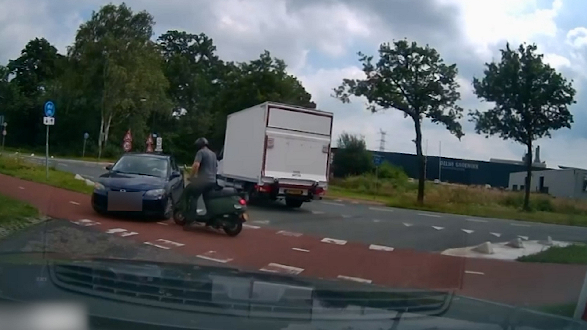 Scooter moet vol in de remmen