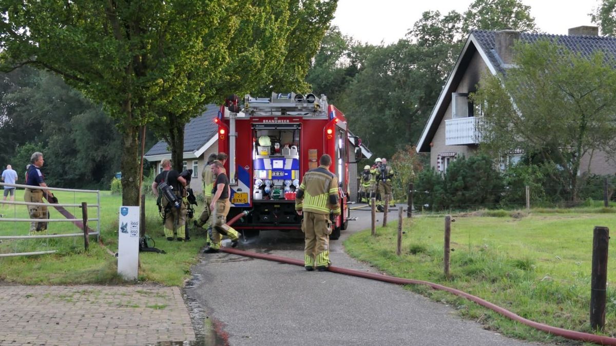 112 Nieuws: Brandstichting op bovenverdieping bungalow in Enschede, verdachte aangehouden