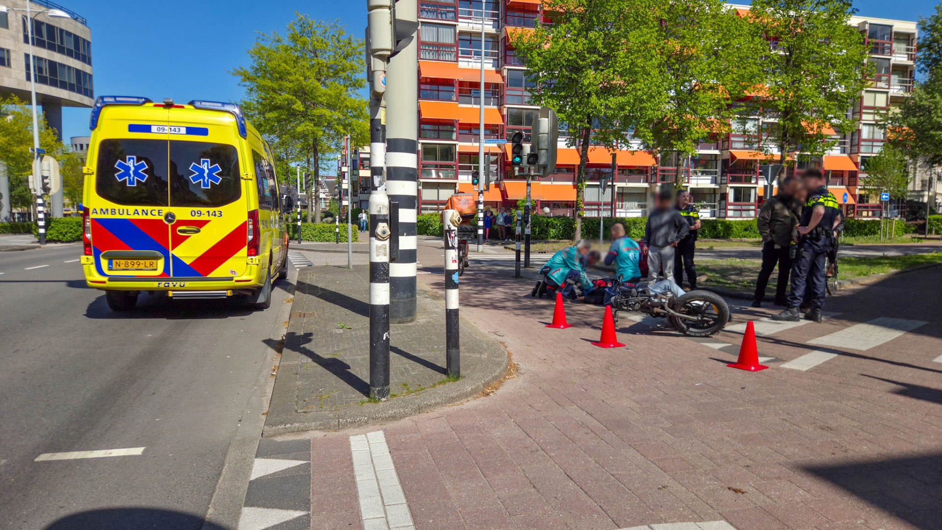 Botsing fatbike en scooter: 2 gewonden na crash fietspad