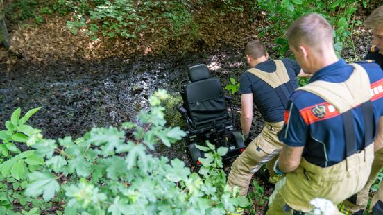 Dame op scootmobiel rijdt blubbersloot in Home