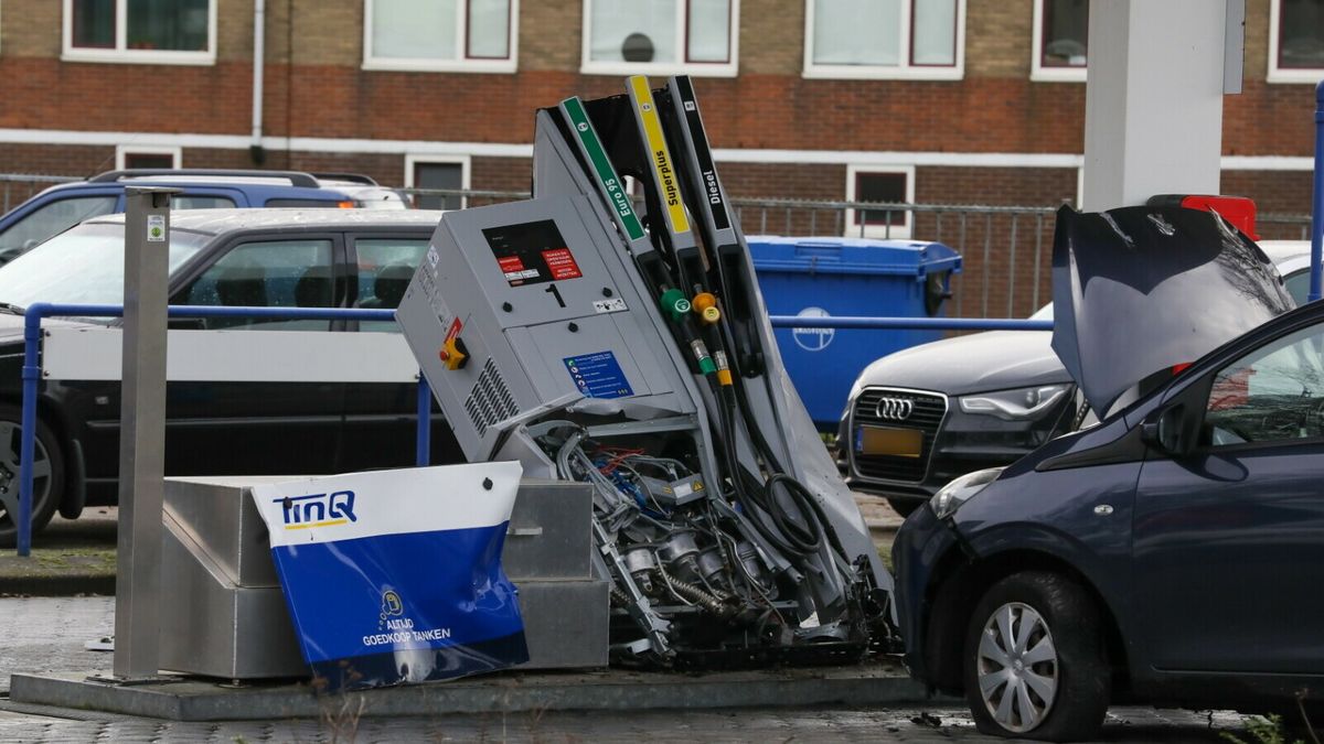 Auto ramt benzinepomp in Leeuwarden, bestuurster aangehouden