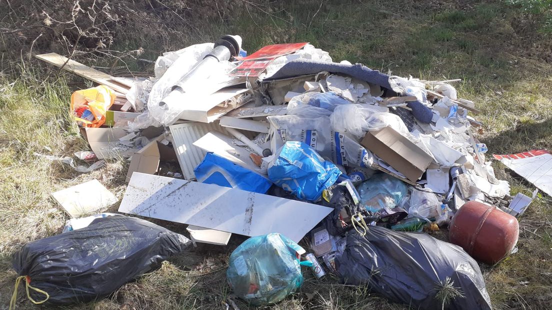 Opnieuw is er een grote hoeveelheid afval gedumpt in de natuur bij Apeldoorn. Ditmaal trof boswachter Bart Smit van Staatsbosbeheer een dumping aan langs de Oude Arnhemseweg bij Loenen. En dat is niet de eerste keer deze maand. Dit keer is wel de veroorzaker gevonden, meldt een buitengewoon opsporingsambtenaar (boa) van Staatsbosbeheer.