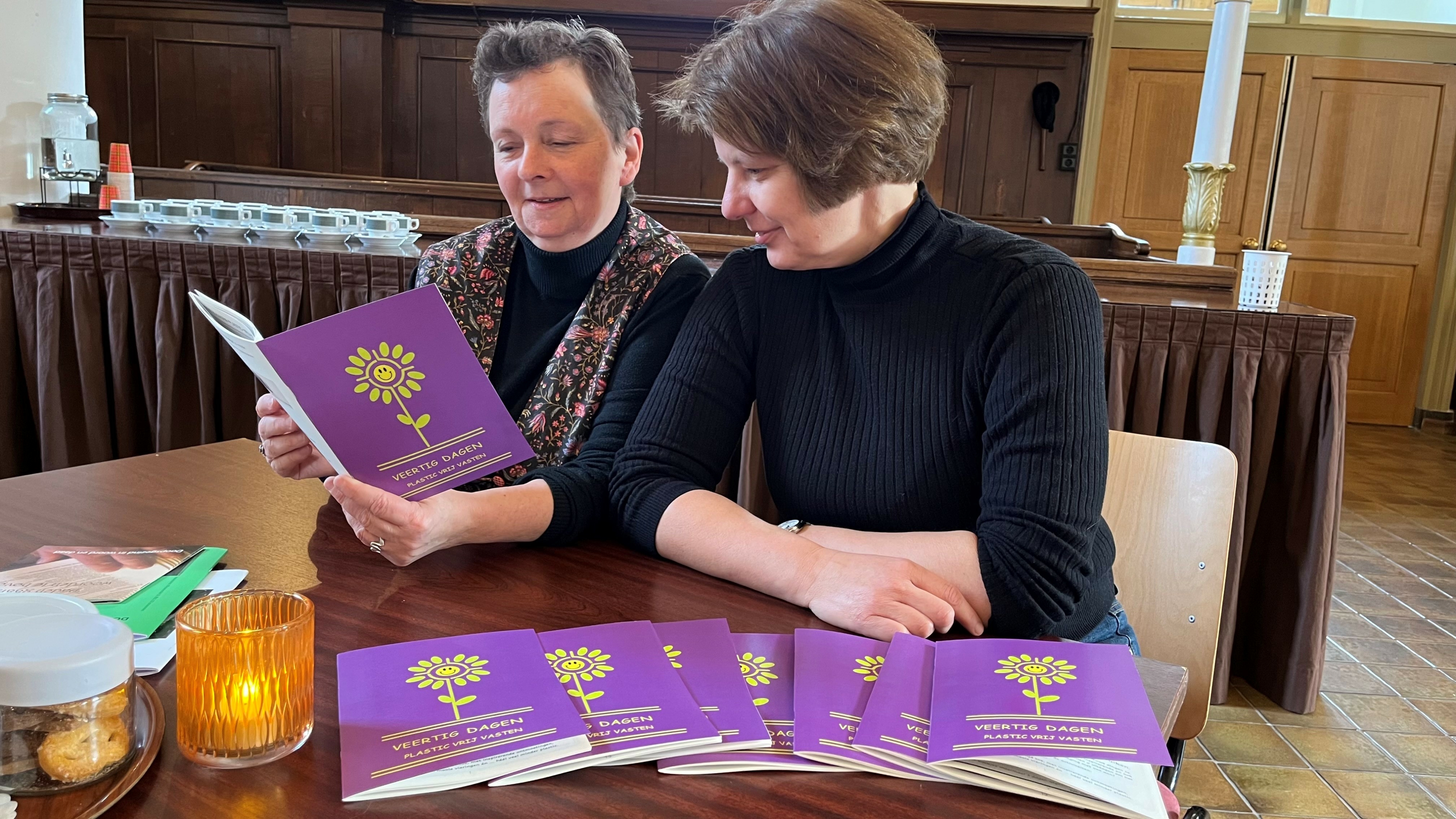 Janneke Lettinga en Petra van der Wal mei de boekjes fol tips en aktiviteiten