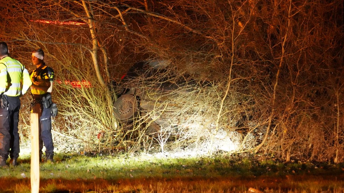 Automobilist op A28 stuurt auto bosjes in en neemt de benen