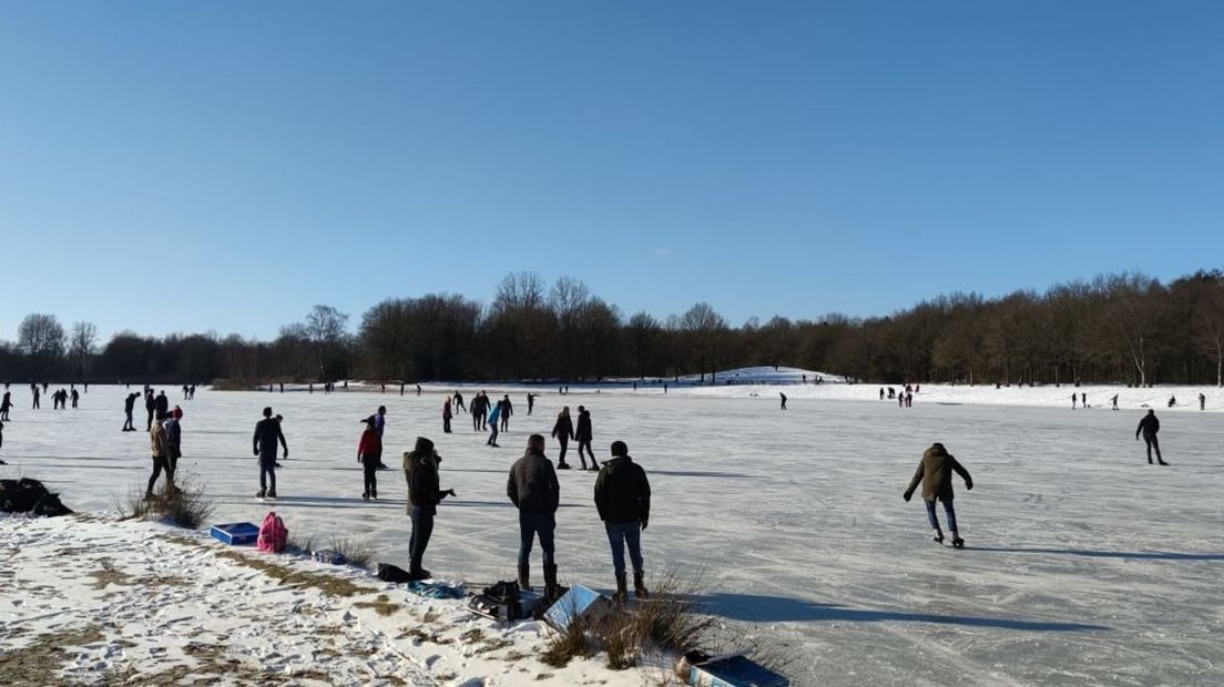 Bij de recreatieplas in Hollandscheveld wordt ook geschaatst