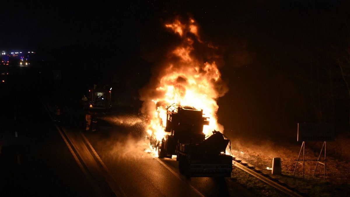 A7 naar Groningen dicht omdat een telekraan bij Frieschepalen in brand stond
