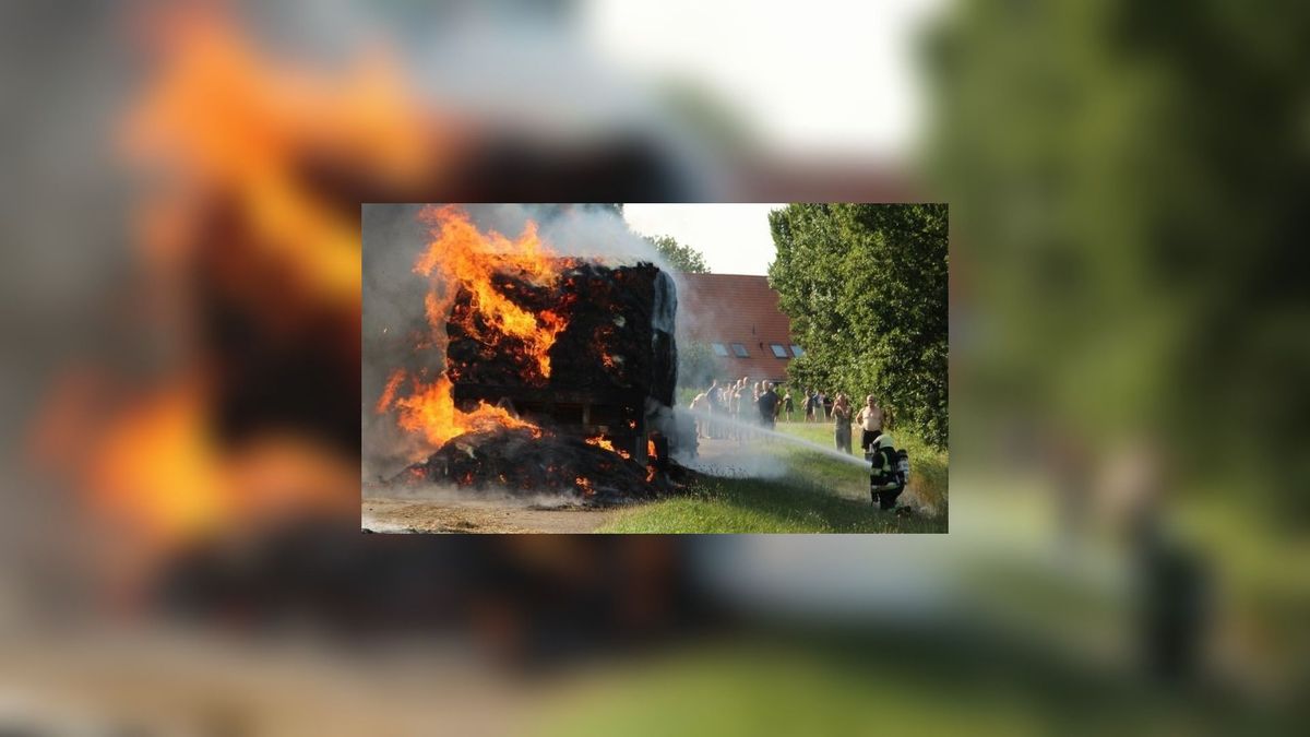 Kar met hooibalen in brand tussen Hurdegaryp en Readtsjerk