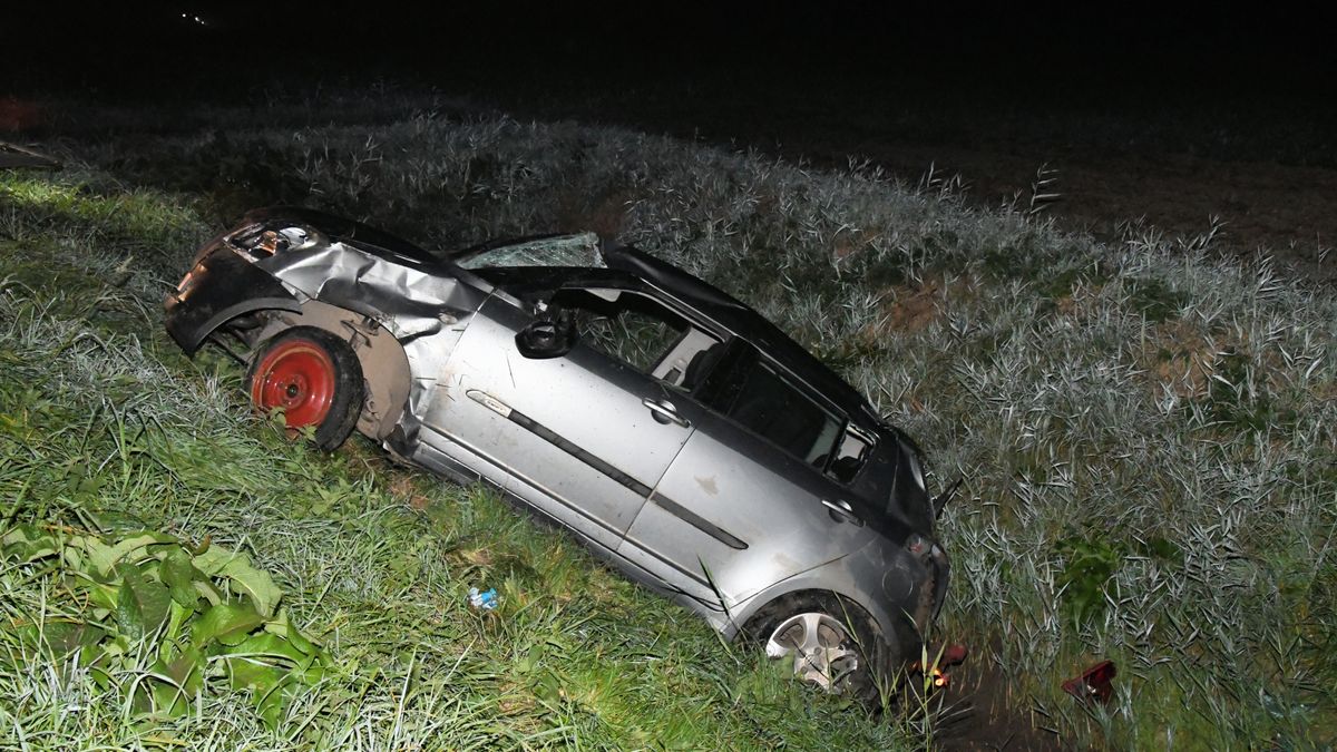 Dronken bestuurder zonder rijbewijs rijdt auto de sloot in - Omroep Zeeland