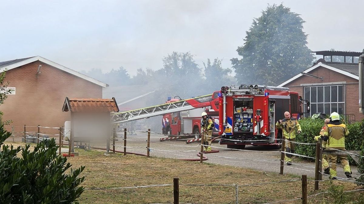 Grote brand in Bentelo: veel rook, brandweer massaal opgeroepen