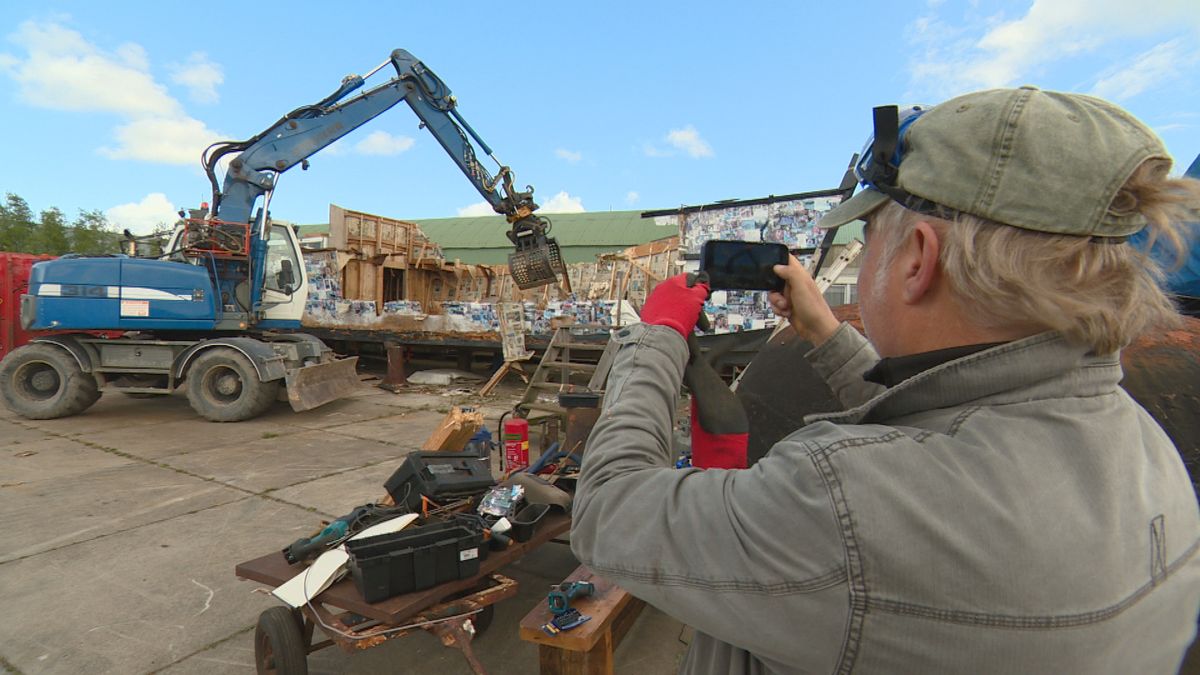 Marten bouwde in Leeuwarden jarenlang aan een papieren schip, maar dat wordt nu gesloopt