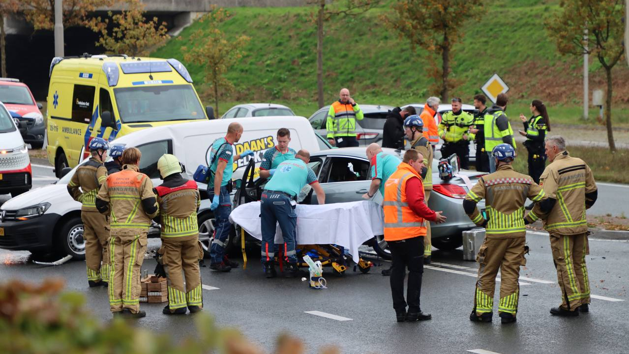 Gewonde bij ongeval tussen auto en bedrijfswagen in Oldenzaal.