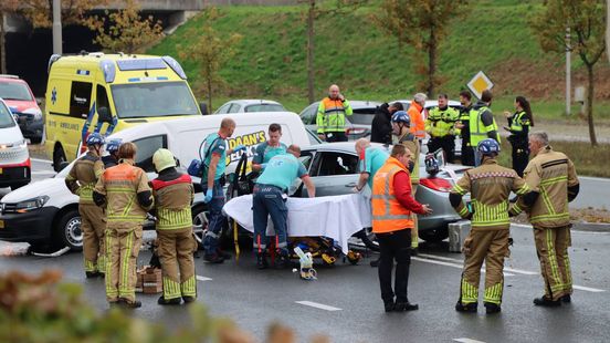 Gewonde bij ongeval tussen auto en bedrijfswagen in Oldenzaal. Gewonde bij ongeval tussen auto en bedrijfswagen in Oldenzaal.