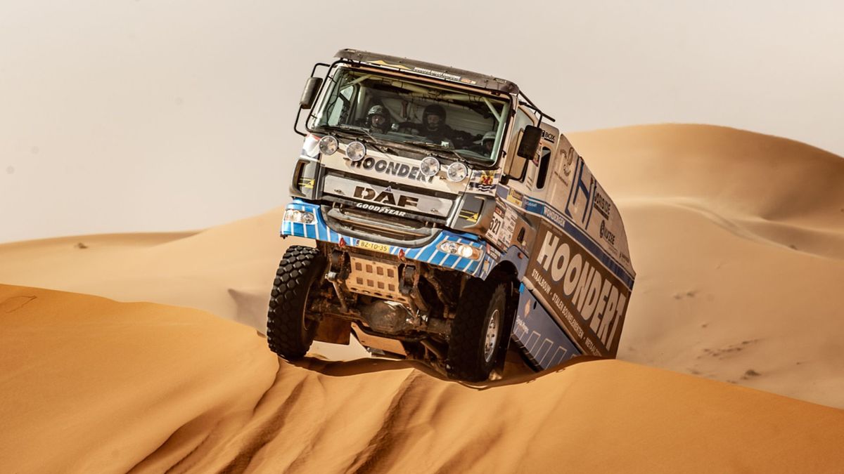 Adwin Hoondert raast in zijn truck door de Tunesische woestijn: 'Genieten en afzien tegelijk'