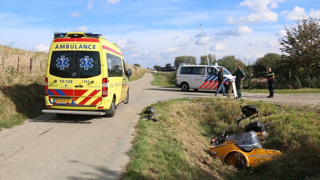 De bestuurder van de motor met zijspan is met de ambulance naar het ziekenhuis in Goes gebracht