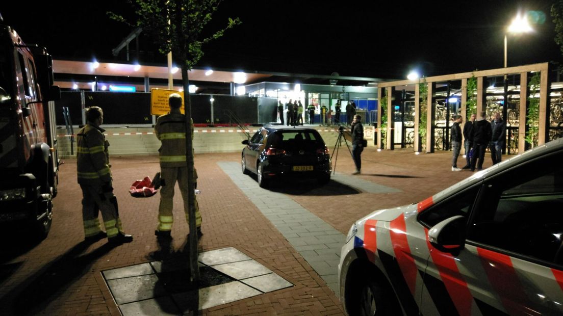 Bij een treinongeval op het station in Elst zijn vrijdagavond laat twee mensen om het leven gekomen. Om wie het gaat, is nog niet bekend.