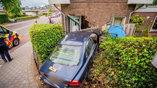 Auto rijdt huis binnen, schade is enorm