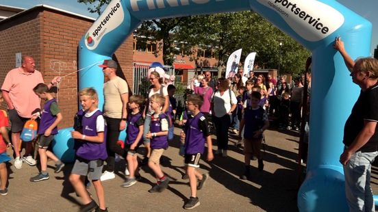 Nieuwe avondvierdaagse trekt honderden kinderen: ‘Logistiek veel makkelijker’