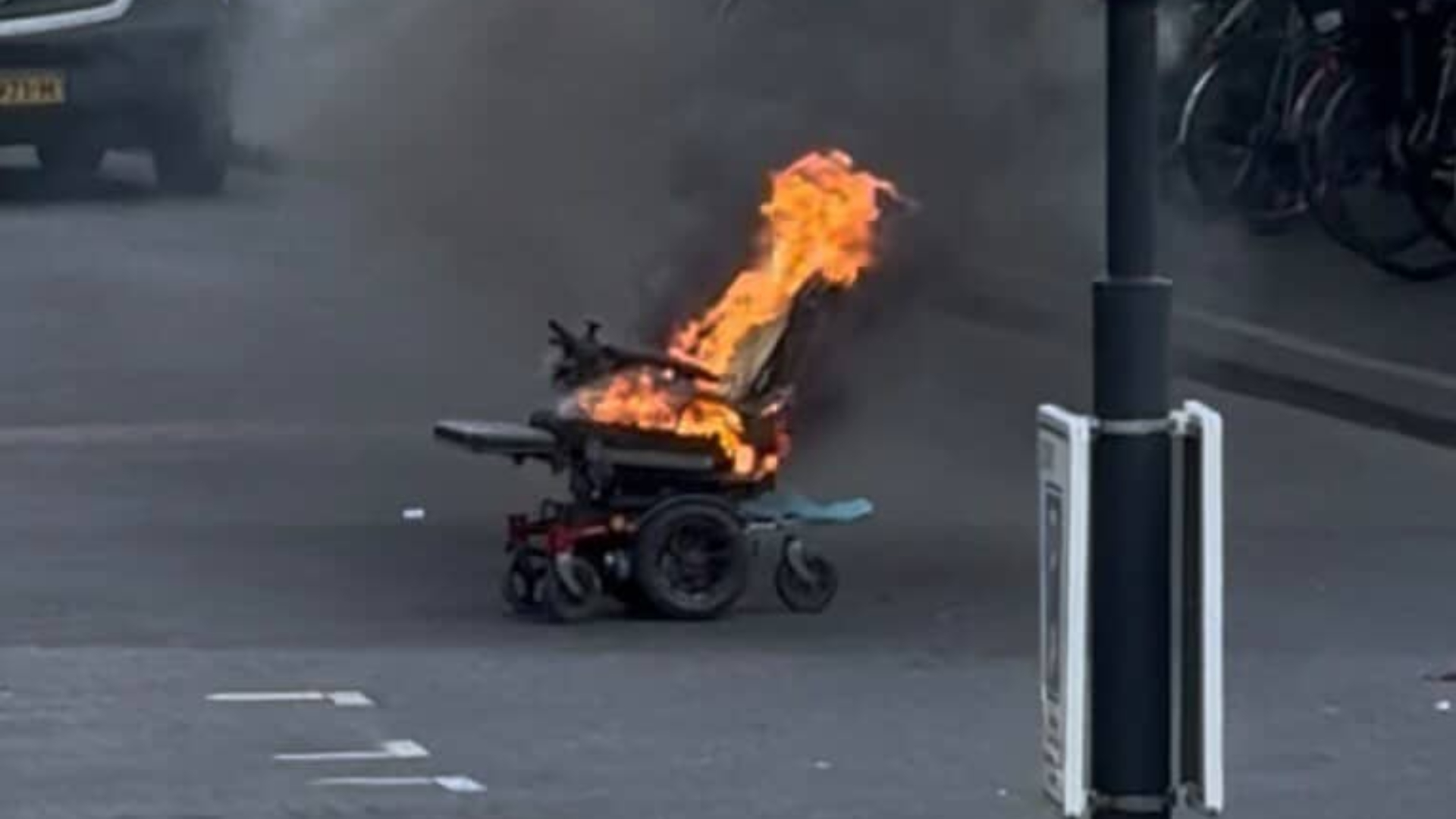 Man gewond nadat elektrische rolstoel in brand vliegt